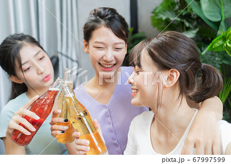 Women party, drinking 67997599