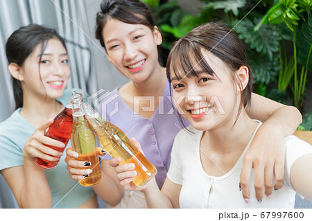 Women party, drinking 67997600
