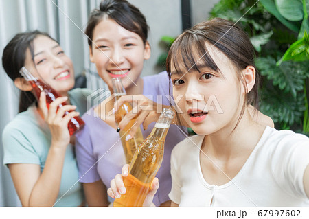Women party, drinking 67997602