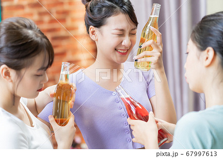 Women party, drinking 67997613