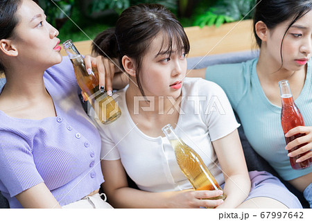 Women party, drinking 67997642