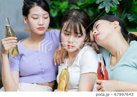 Women party, drinking 67997643