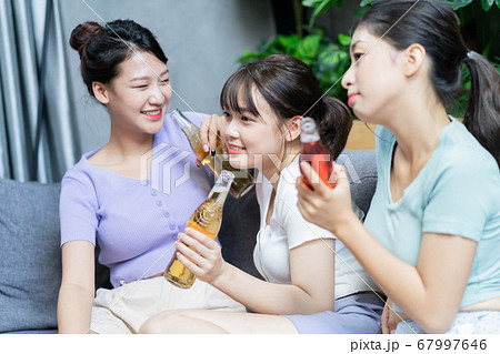 Women party, drinking 67997646