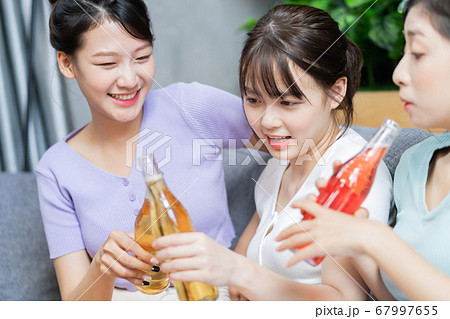 Women party, drinking 67997655