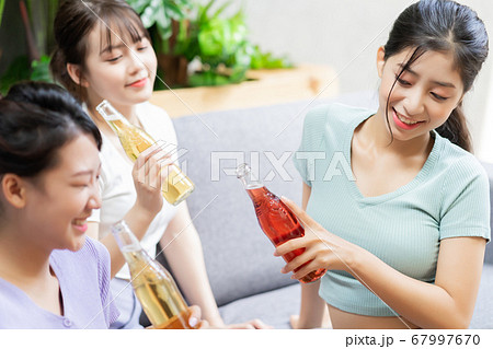 Women party, drinking 67997670