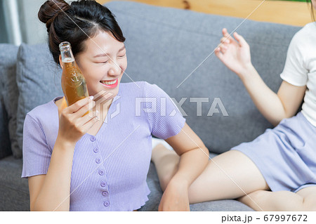 Women party, drinking 67997672