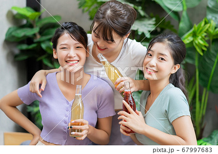 Women party, drinking 67997683