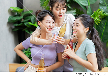 Women party, drinking 67997685