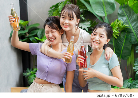 Women party, drinking 67997687