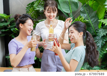 Women party, drinking 67997689