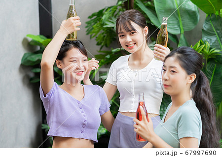 Women party, drinking 67997690