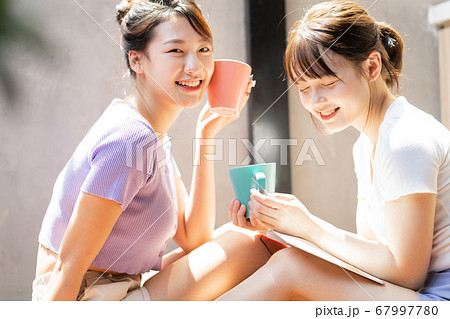 2 women, lifestyle 2 women, lifestyle 67997780