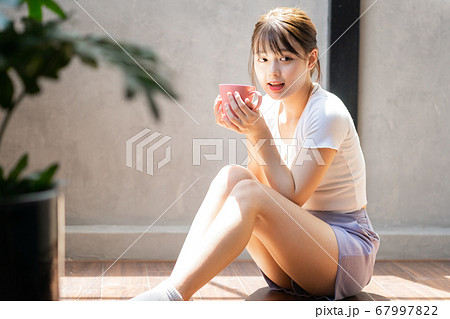 Woman lifestyle 67997822