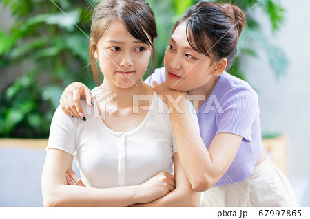 Women argrument 67997865
