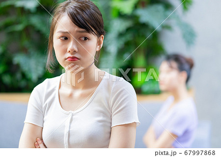 Women argrument 67997868