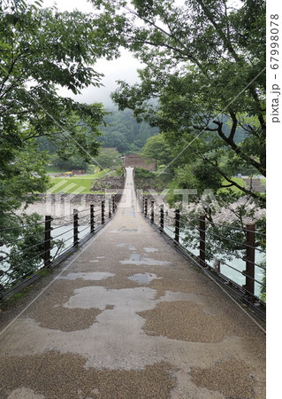 白川郷の庄川に架かるであい橋 67998078