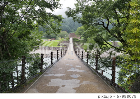 白川郷の庄川に架かるであい橋 67998079