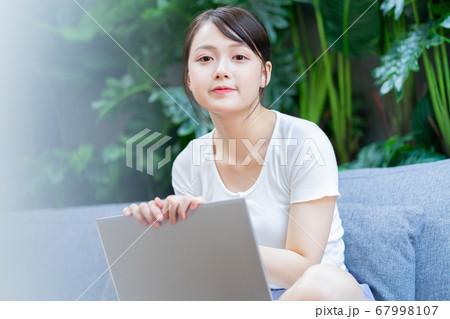 Woman using laptop 67998107