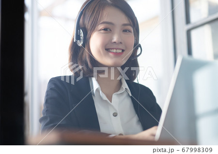 Business woman working 67998309