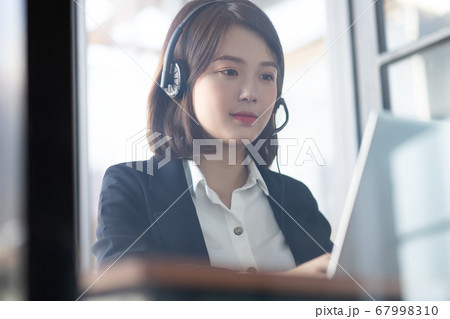 Business woman working 67998310
