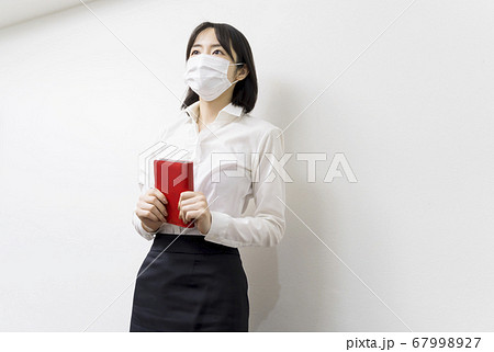 コロナ禍　内勤　マスクの女性 67998927
