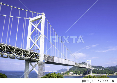 関門海峡のシンボルである関門橋　（改修工事中） 67999110