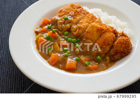 チキンカツカレー盛り付け 67999295