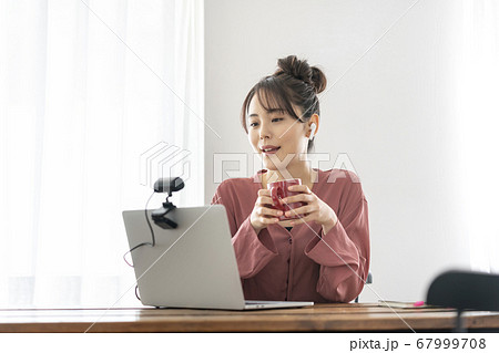 ウェブカメラに向かって話す若い女性 イメージ ウェブカメラに向かって話す若い女性 イメージ 67999708