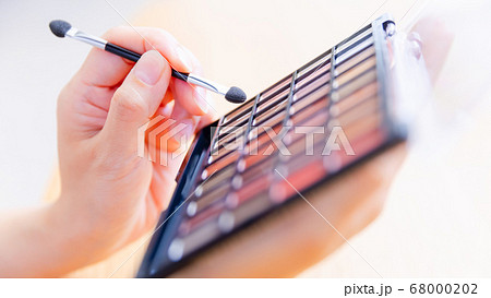 アイシャドウパレット　手元　16:9 68000202