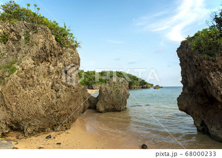 沖縄県　西表島の忘勿石の海岸 68000233