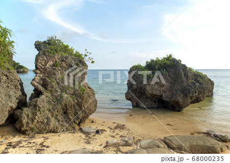 沖縄県　西表島の忘勿石の海岸 68000235