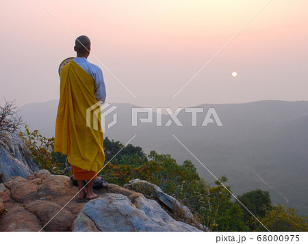 インド・ラージギルの霊鷲山 68000975