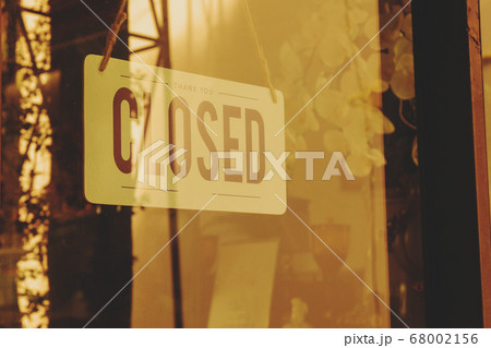 Text Closed door sign and hanging up on glass door 68002156