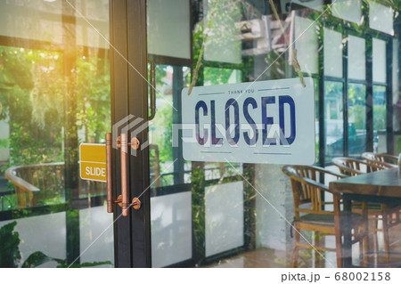 Text Closed door sign and hanging up on glass door 68002158