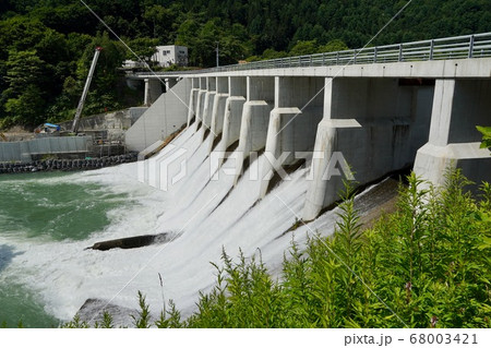 新しくなった清水沢ダムからの放水 新しくなった清水沢ダムからの放水 68003421