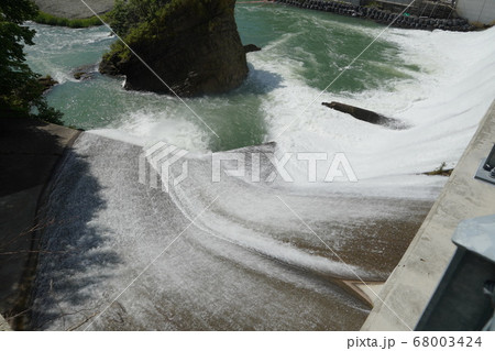 新しくなった清水沢ダムからの放水 新しくなった清水沢ダムからの放水 68003424