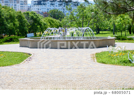 Beautiful small fountain in the city park "Nut Beautiful small fountain in the city park "Nut 68005071