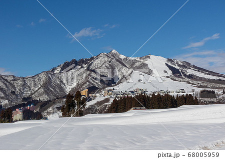 快晴の雪原と飯士山　新潟県湯沢町 68005959