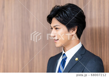 法廷に立つ男性弁護士 68007212