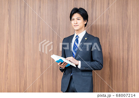 法廷に立つ男性弁護士 68007214
