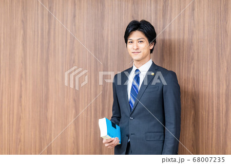 法廷に立つ男性弁護士 68007235