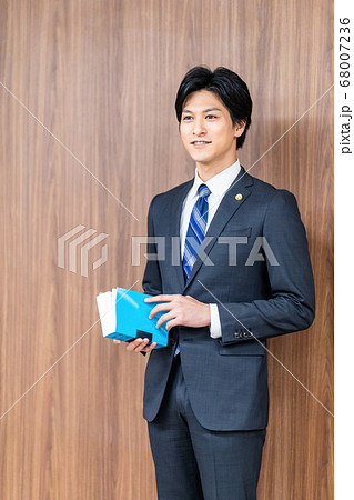 法廷に立つ男性弁護士 68007236