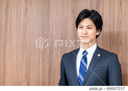 法廷に立つ男性弁護士 法廷に立つ男性弁護士 68007237