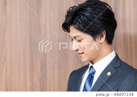 法廷に立つ男性弁護士 68007238