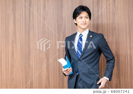 法廷に立つ男性弁護士 68007241