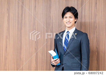 法廷に立つ男性弁護士 68007242