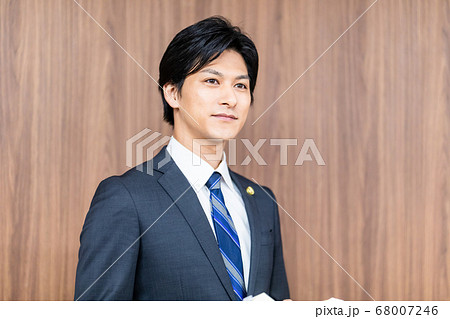 法廷に立つ男性弁護士 68007246