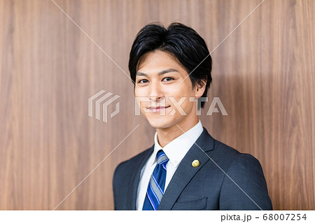 法廷に立つ男性弁護士 法廷に立つ男性弁護士 68007254