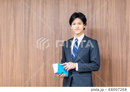 法廷に立つ男性弁護士 68007268