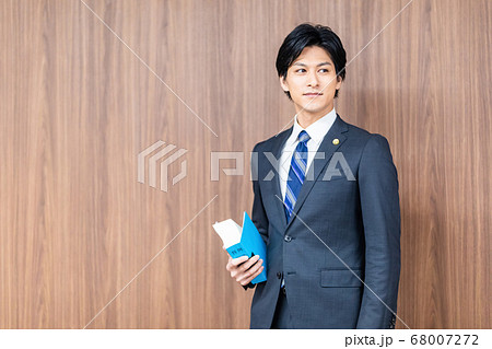 法廷に立つ男性弁護士 68007272